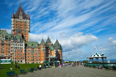 Quebec Kanada 16 Eylül 2016: Chateau Frontenac Quebec City, St Lawrence bakan çevresinde kaydırılır Dufferin ve Champlain anıt terasta doğal görünümü. 1838 yılında inşa.