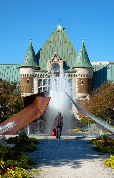 ケベック カナダ2016年10月6日 カナダ ケベック州のガレ パレ駅の前にあるチャールズ ドーデリンの近代的な噴水を見る男 — ストック写真