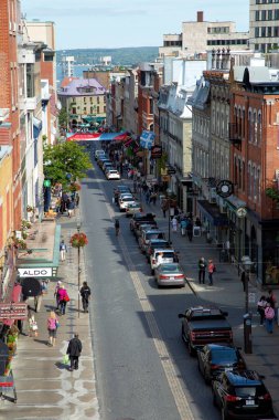 QUEBEC-CANADA 16 SEPT 2016: Eski Quebec, Kanada 'daki St-John Caddesi manzarası. Kuzey Amerika 'nın en eski caddelerinden biridir ve yaz boyunca turistlerle doludur..
