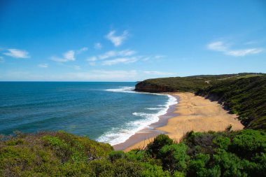 Büyük okyanus yolu boyunca uzanan çan kumsalı Avustralya 'nın en iyi sörf plajlarından biridir.