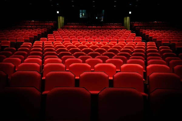 Primer Plano Asientos Genéricos Teatro Rojo Con Balcón — Foto de Stock