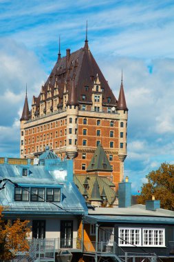Quebec City, Kanada 'daki Chateau Frontenac ana kulesi. Önünde güzel mavi bir gökyüzü olan bir ev.