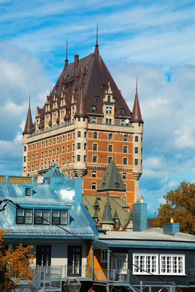 加拿大魁北克市的Chateau Frontenac主塔 房子在美丽的蓝天的前面 — 图库照片