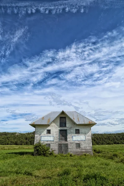 Opuštěný Dům Uprostřed Louky Během Letního Dne Modrou Zamračenou Oblohou — Stock fotografie