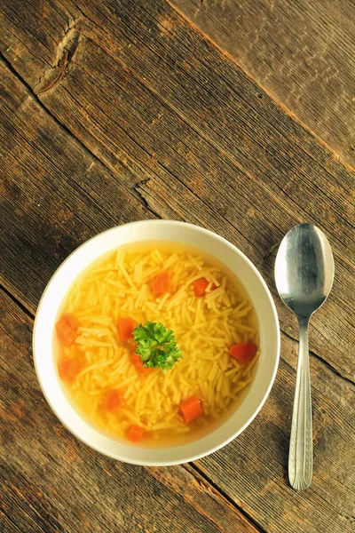 Sopa Fideos Zanahorias Tazón Blanco Listo Para Comer Una Mesa —  Fotos de Stock