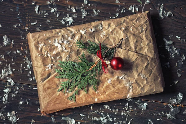 Ecologic Gift Wrap Kraft Paper Cedar Branch Red Christmas Bauble — Stock Photo, Image