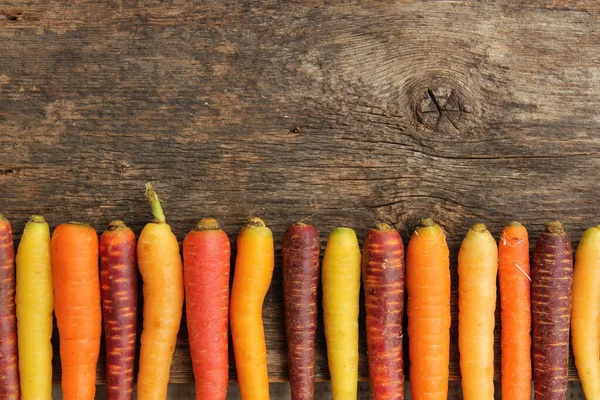 Ряд Моркови Различных Цветов Деревенском Деревянном Фоне — стоковое фото