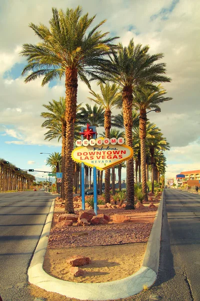 Den Fantastiska Välkommen Till Las Vegas Skylt Omgiven Palmer Och — Stockfoto