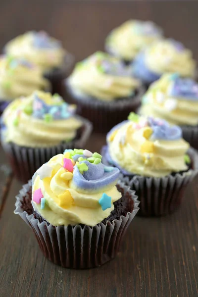 Žluté Šeříkové Čokoládové Cupcakes Dřevěném Pozadí — Stock fotografie