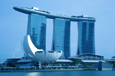 Singapur körfezinde bulunan ArtScience Museum ve Marina Bay Sands, Singapur 'da Marina Körfezi' ne karşı birleşik bir tatil beldesidir.