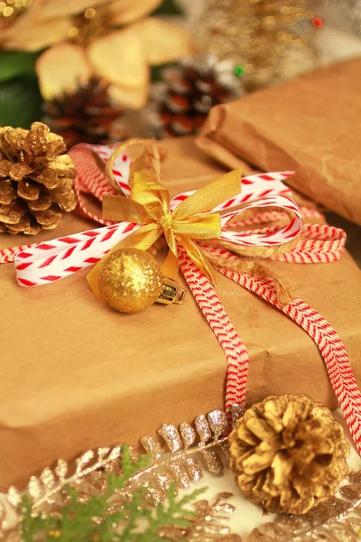 Geschenkverpackung Mit Kraftpapier Tannenzapfen Und Goldener Christbaumkugel Als Einfaches Geschenk — Stockfoto