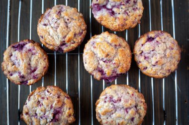 Izgarada sıcak ve taze el yapımı çilekli kekler.