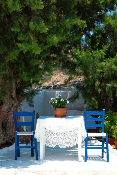Два Синіх Стільця Стіл Красивою Мереживною Скатертиною Романтичної Вечері Грецьких — стокове фото