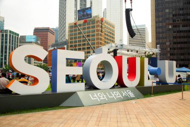 SEOUL SOUTH, Kore, 31 Mayıs 2019: Ben ve Seul 'ün Güney Kore' de eşcinsel gurur gününde tabelasının altına yazdığı dev Seul mektupları.