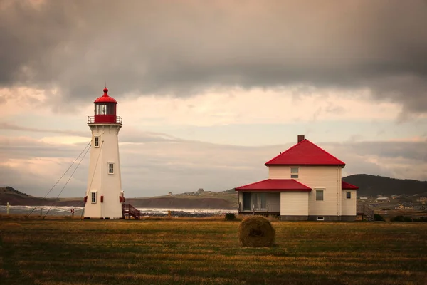 カナダのケベック州のヘイボールとマグダレン島のオーバート灯台やアムハースト島の灯台を持っています — ストック写真