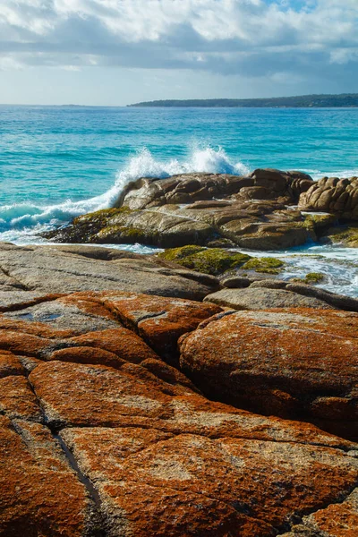 Fala Pęka Pomarańczowych Skałach Zatoce Ognia Tasmanii — Zdjęcie stockowe