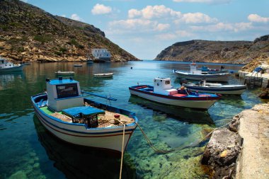 Yunanistan 'ın Sifnos kentindeki Ege Denizi' nde güzel bir yaz gününde yüzen geleneksel balıkçı teknesi