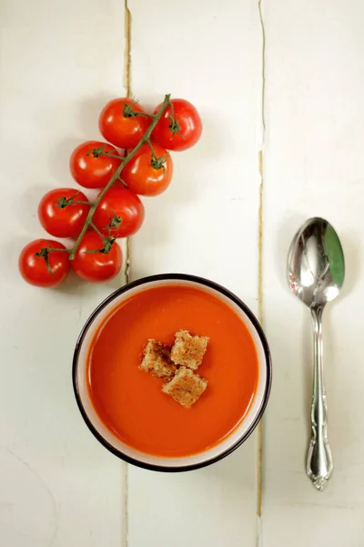 Tomatensuppe Mit Löffel Auf Weißem Hintergrund Und Frischen Kirschtomaten — Stockfoto