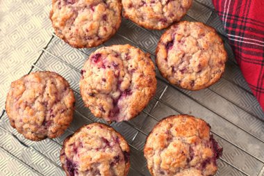 Izgarada sıcak ve taze el yapımı çilekli kekler.