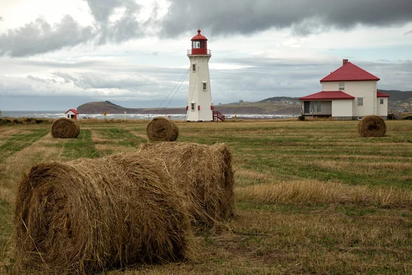 カナダのケベック州のヘイボールとマグダレン島のオーバート灯台やアムハースト島の灯台を持っています — ストック写真