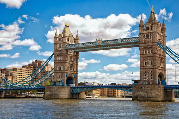 Vista Ponte Torre Sobre Tâmisa Londres Por Agradável Céu Ensolarado — Fotografia de Stock
