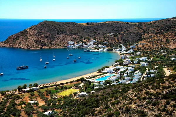 在希腊Cycycladic的Sifnos岛上 杰罗索斯海滩和有帆船的蓝色海洋的美丽景色 — 图库照片