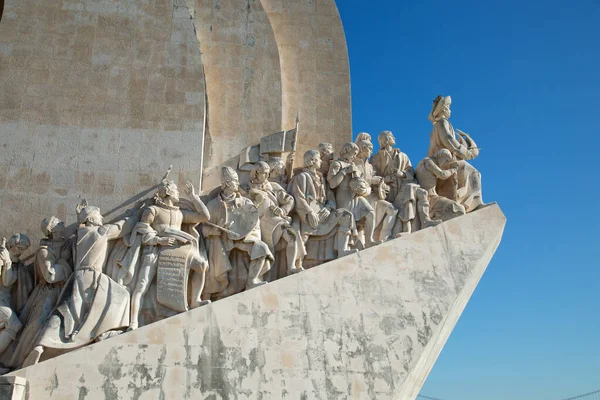 2015 日葡萄牙里斯本 详细的纪念碑在里斯本 葡萄牙发现右侧 世纪的重要人物在 1960 年为亨利 500 周年举行落成典礼 — 图库照片