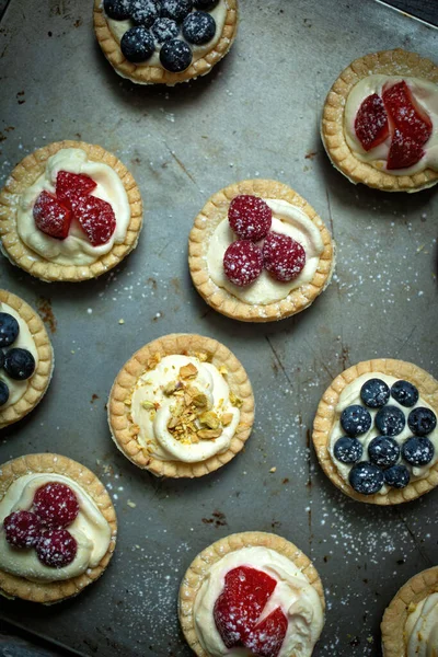 Tampilan Teratas Blueberry Strawberry Dan Pistachio Tartlets Dengan Custard Atas — Stok Foto