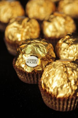 MONTREAL, CANADA - 5 Şubat 2015: Ferrero Rocher İtalyan Ferrero Spa tarafından yapılan bir çikolatadır. Rocher Fransızcadan geliyor ve Roma Katolik tapınağı Lourdes 'teki bir mağaradan sonra 