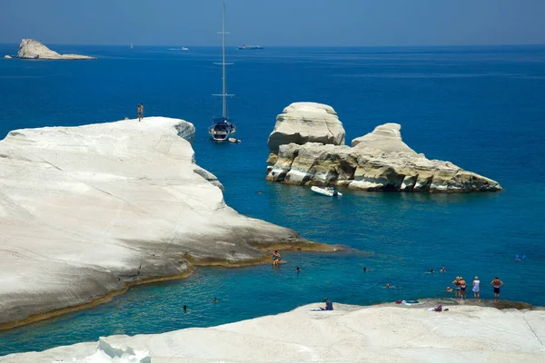 Milos Grecia Junio 2017 Personas Nadando Tomando Sol Playa Sarakiniko — Foto de Stock