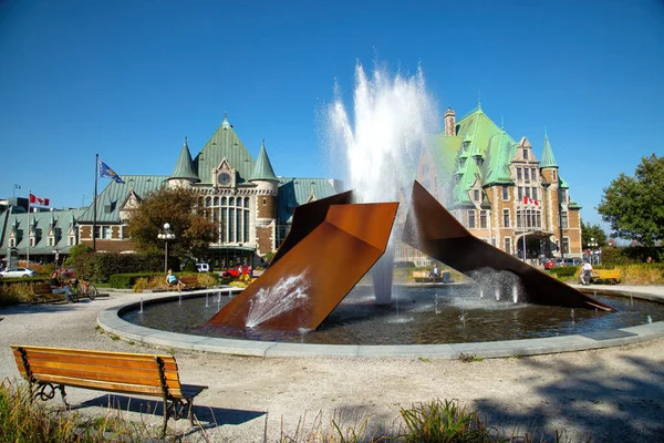 カナダ ケベック州 2016 という名前のカナダのケベックでガル パレ鉄道駅の前にチャールズ Daudelin モダンな噴水を作成 — ストック写真