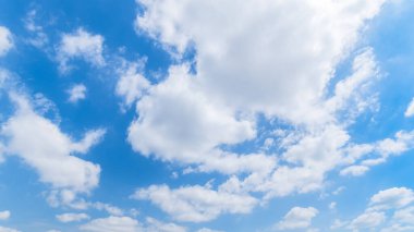 Açık mavi gökyüzü ve bulutların panoramik görüntüsü, arka planda bulutlar.