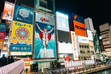 Osaka, Japonya 17 Aralık: Dotonbori, Japonya 'nın Osaka kentindeki Dotonbori' nin en ünlü gece hayatı ve turist besin bölgesi..