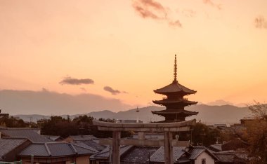 Yasaka Pagoda (Hokanji Tapınağı), Yasaka Kulesi ve Yasaka-no-to olarak da bilinen Japonya 'nın başkenti Kyoto' da yer alan bir Budist tapınağıdır..