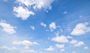 Açık mavi gökyüzü ve bulutların panoramik görüntüsü, arka planda bulutlar.