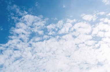  Açık mavi gökyüzü ve bulutların panoramik görüntüsü, arka planda bulutlar.