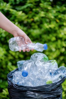 Plastik şişeler geri dönüşümü bekliyor..