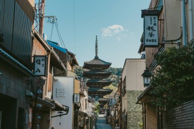 Yasaka Pagoda (Hokanji Tapınağı), Yasaka Kulesi ve Yasaka-no-to olarak da bilinen Japonya 'nın başkenti Kyoto' da yer alan bir Budist tapınağıdır..