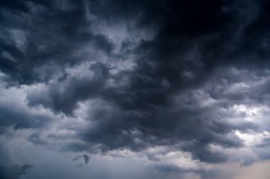  Fırtınalı bulutlu karanlık bir gökyüzü. Dramatik gökyüzü, fırtınadan önce kara bulutlar.