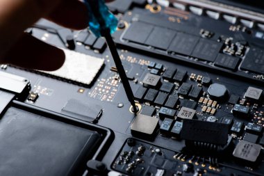 Elektronik devre kartlarını tamir eden teknisyenlerin kapatılması, onarım, güncelleme ve teknoloji.