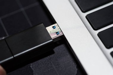 Bilgisayara takılı Hardware Cüzdanı takılıyor.