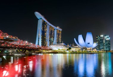  Singapur şehir parkındaki turistik gösteriler, Asya iş konsepti imajı, Singapur 'daki panoramik modern şehir manzarası.