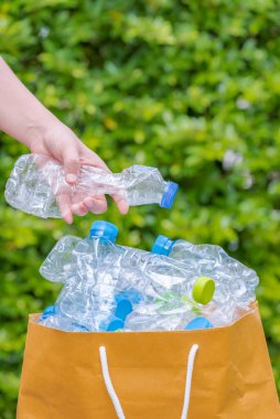 Bitki saksıları için geri dönüştürülmüş plastik şişeler.