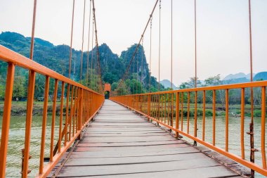 Turuncu köprü üzerinde şarkı nehir Vang Vieng, Laos dönüm noktası 