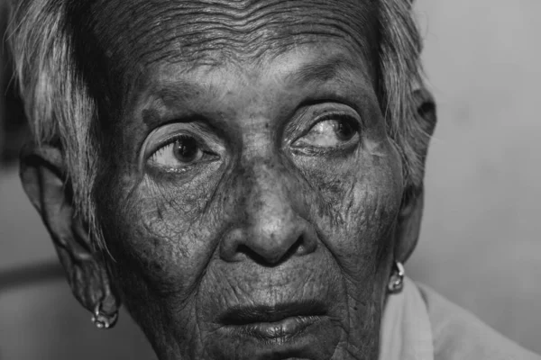 Yaşlı Kadının Yalnız Gaze Demans Alzheimer Hastalığı — Stok fotoğraf