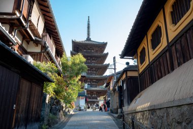 Yasaka Pagoda (Hokanji Tapınağı), Yasaka Kulesi ve Yasaka-no-to olarak da bilinen Japonya 'nın başkenti Kyoto' da yer alan bir Budist tapınağıdır..