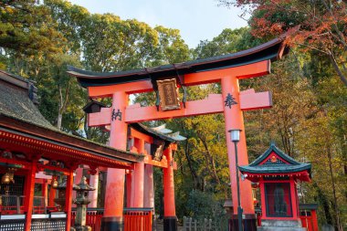 Fushimi Inari Taisha 'nın (Fushimi Inari Tapınağı) en güzel bakış açısı Japonya' nın Kyoto kentinde popüler bir turizm merkezidir. (Japonca metnin anlamı: Tanrı sizi korusun)