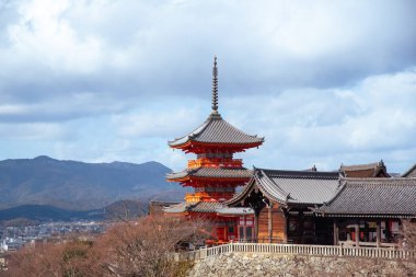 Kiyomizu-dera Tapınağı 'nın en güzel manzarası Japonya' nın Kyoto kentindeki popüler bir turizm merkezidir..