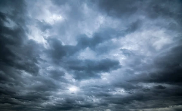 Cielo Scuro Con Nuvole Tempestose Cielo Drammatico Nuvole Scure Prima — Foto Stock