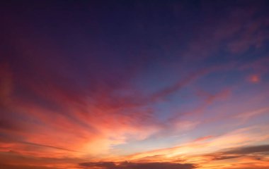 Günbatımının panoramik görüntüsü altın ve mavi gökyüzü arka plan. Gün batımında bulutlu renkli dramatik gökyüzü. Günbatımında bulutlu arka plan..